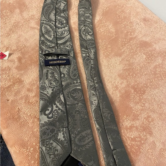 Elegant Gray Paisley Men's Tie - Picture 4 of 7
